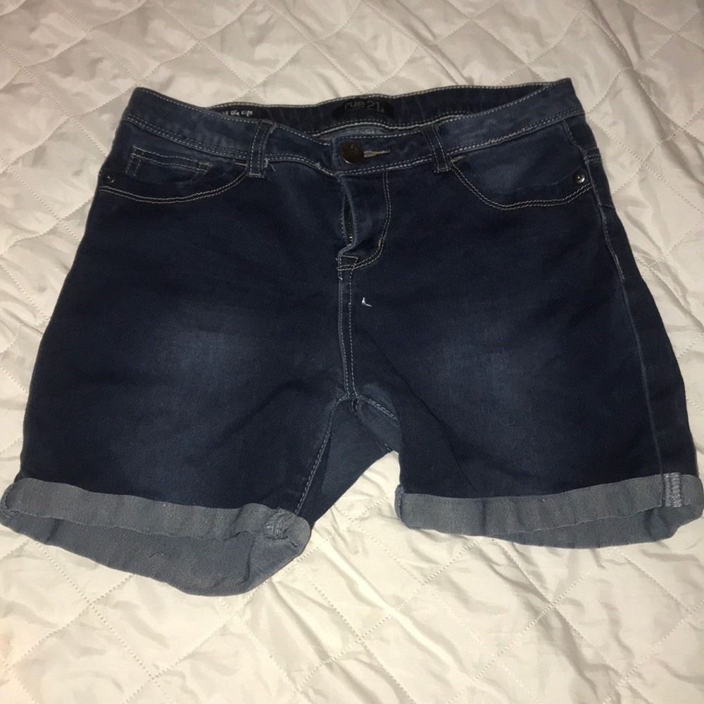 Stretching material blue shorts